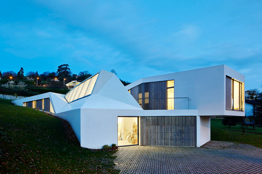 Una Casa Híbrida que integra una Vivienda Moderna y una Nave Industrial, miba architects miba architects Industrialne domy