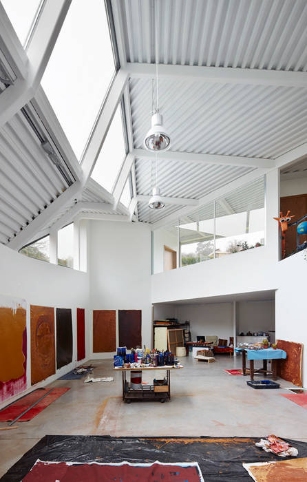 Una Casa Híbrida que integra una Vivienda Moderna y una Nave Industrial, miba architects miba architects ห้องทำงาน/อ่านหนังสือ