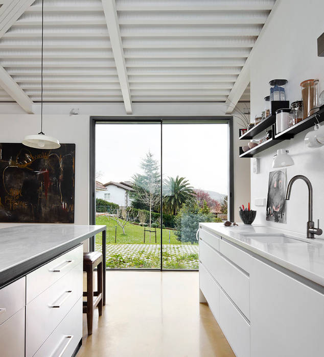 Una Casa Híbrida que integra una Vivienda Moderna y una Nave Industrial, miba architects miba architects Industriële keukens