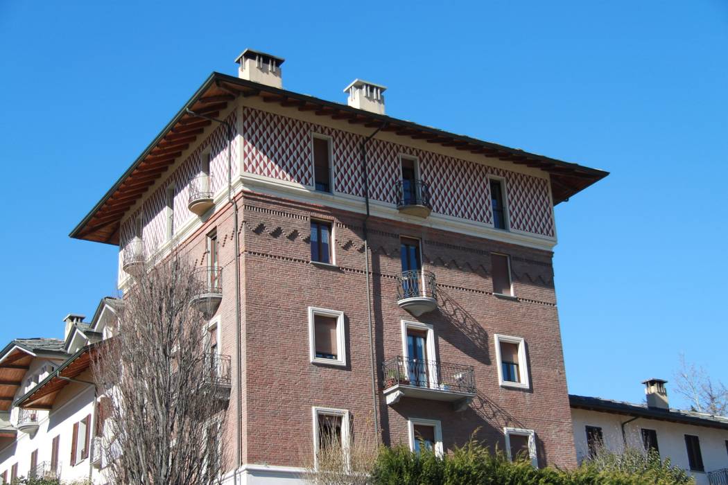 Aosta - Villa Chicco, Agenzia San Grato di Marcoz Carlo Agenzia San Grato di Marcoz Carlo Classic style houses