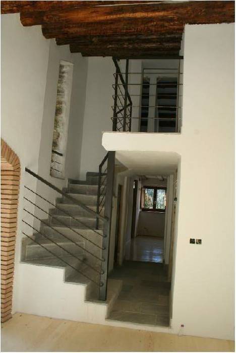 Masía Can Canals en Gualba, Olga Relaño Redondo Olga Relaño Redondo Modern Corridor, Hallway and Staircase