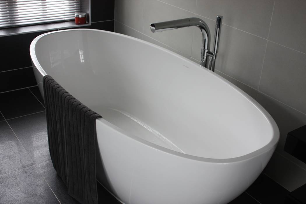 Bath Daman of Witham Ltd Moderne Badezimmer