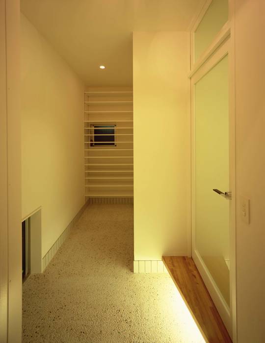 玄関より玄関収納を見る （有）菰田建築設計事務所 モダンスタイルの 玄関&廊下&階段