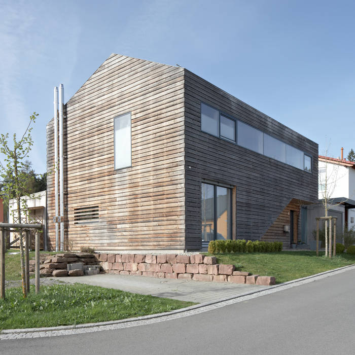 Einfamilienhaus PR05 im Nordschwarzwald, Schiller Architektur BDA Schiller Architektur BDA Minimalistische Häuser Himmel,Anlage,Gebäude,Grundstück,Urban design,Straßenbelag,Schatten,Mauerwerk,Fenster,Backstein