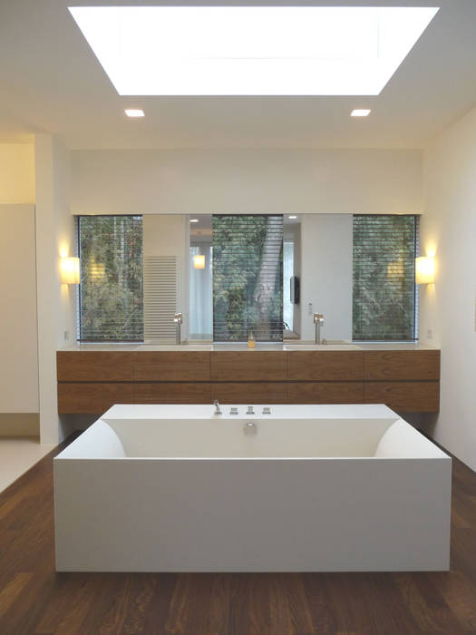 Badewanne mit Glasoberlicht GESSNER INNENARCHITEKTUR Moderne Badezimmer