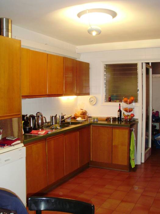 Una cocina con estilo abierta al comedor con zona office, femcuines femcuines Kitchen