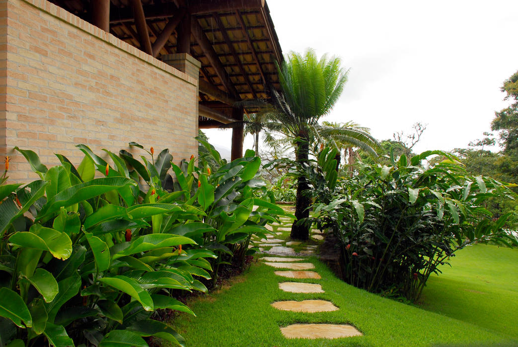 Residência SA - Ilhabela, SP, Gil Fialho Paisagismo Gil Fialho Paisagismo 庭院