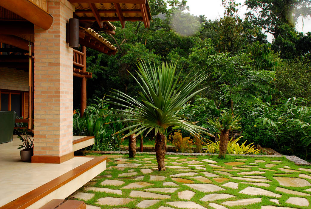 Residência SA - Ilhabela, SP, Gil Fialho Paisagismo Gil Fialho Paisagismo Tropical style garden