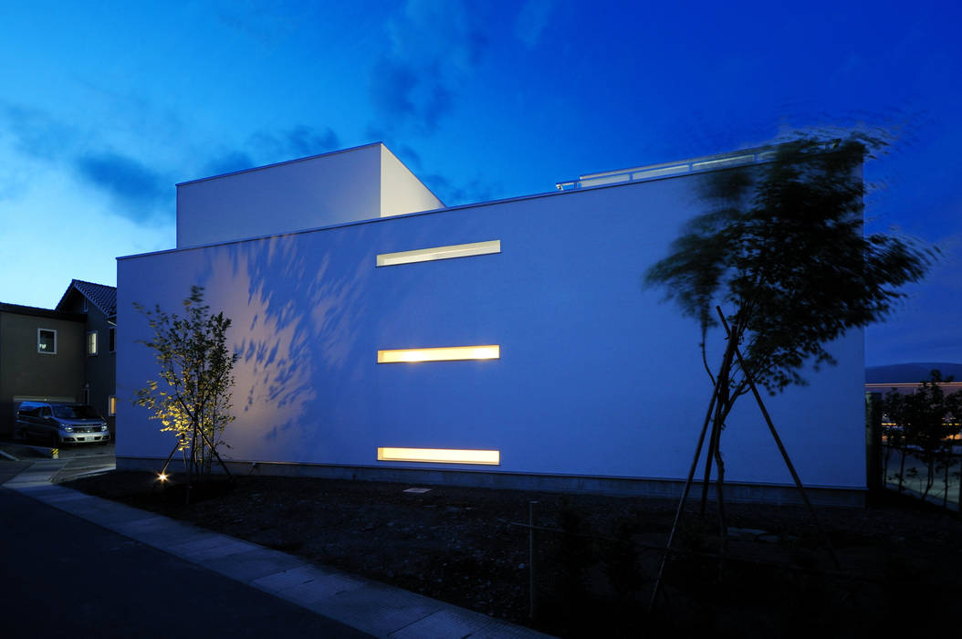 White Composition, 一級建築士事務所 AXIS 一級建築士事務所 AXIS モダンな 家 建物,雲,空,青,窓,木,家,工場,アーバンデザイン,材料特性