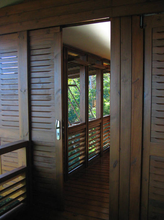 GANNE house - sliding door STUDY CASE sas d'Architecture Tropical style kitchen