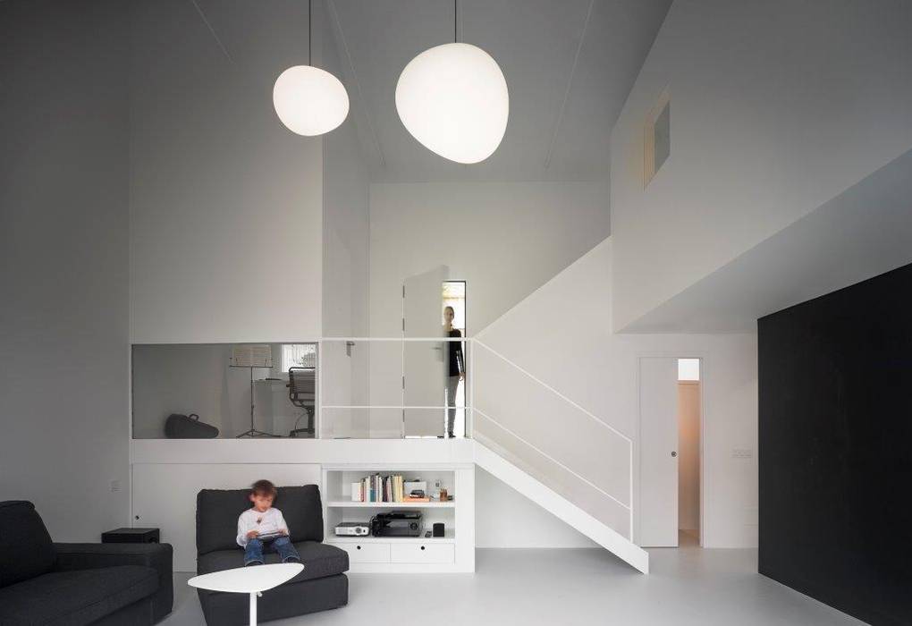 Casa de la violinista Kawneer España Casas de estilo minimalista Sofá,Mesa,Edificio,Comodidad,Diseño de interiores,Diseño automotriz,Gris,Lámpara,Línea,sofá de estudio