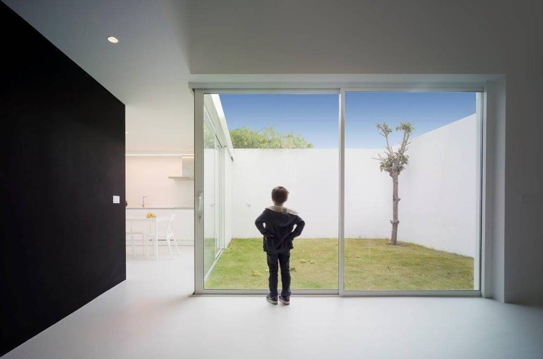 Casa de la violinista Kawneer España Casas de estilo minimalista