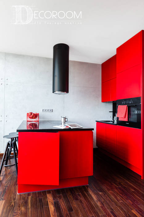 Loft z intensywną czerwienią , Pracownia Architektury Wnętrz Decoroom Pracownia Architektury Wnętrz Decoroom Industrial style kitchen