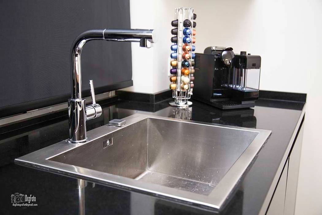 Black & Wood ,lo bonito de ser diferente, Cocinas CJR Cocinas CJR Modern style kitchen Sinks & taps