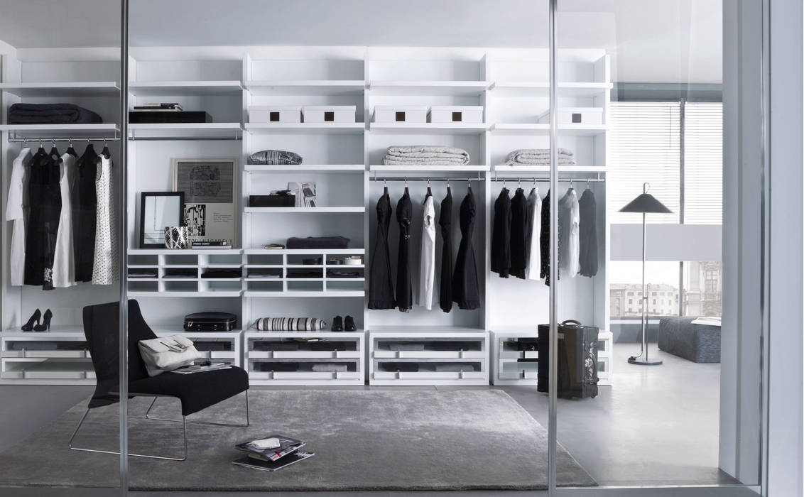 White walk in wardrobe Lamco Design LTD Vestidores de estilo moderno Armarios y cómodas