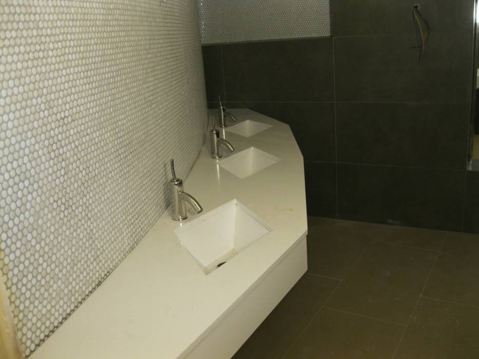 Cocinas y baños, marmoles la pedrera marmoles la pedrera Mediterranean style bathrooms
