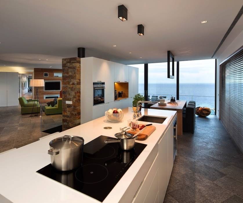 Vista general del espacio interior. Zona de cocina-comedor-estar. VelezCarrascoArquitecto VCArq Cocinas de estilo moderno