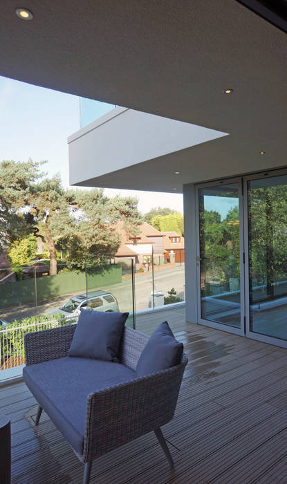 Brudenell Avenue, Canford Cliffs, Poole, David James Architects & Partners Ltd David James Architects & Partners Ltd Modern balcony, veranda & terrace