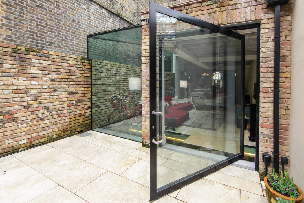 Pivot door and side return glass box extrensin homify