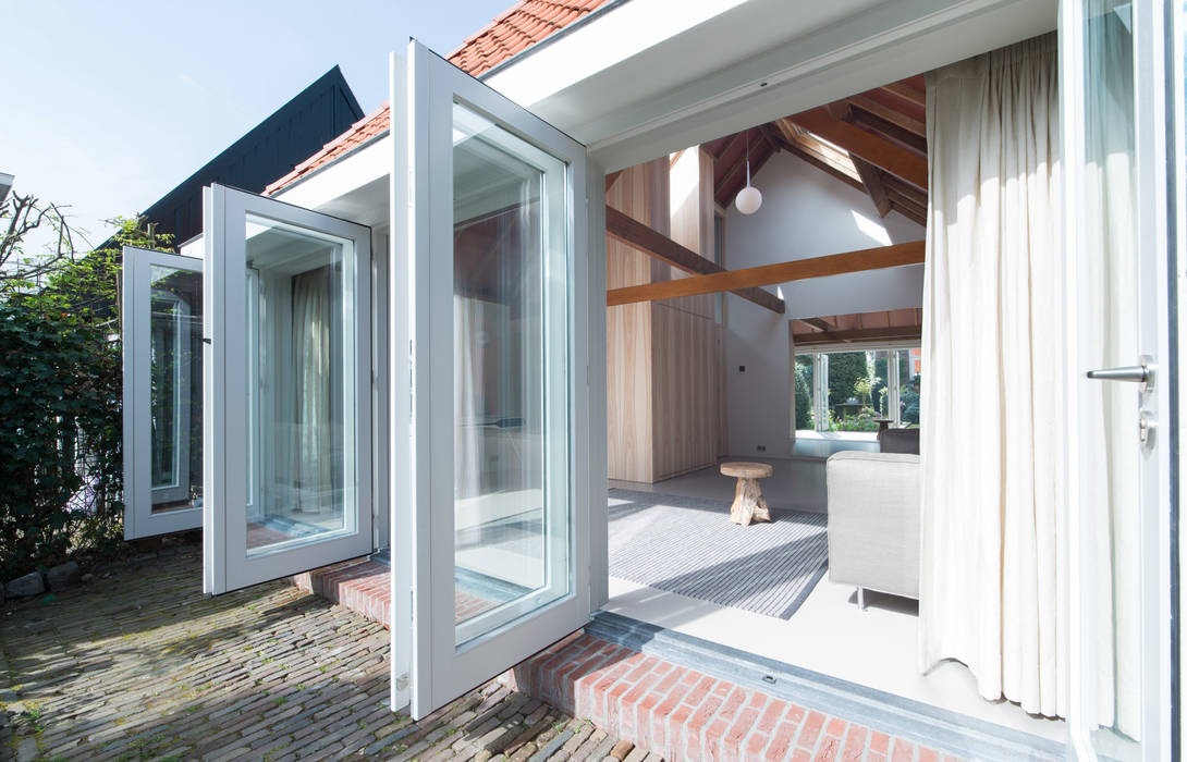 OUTstee, UMBAarchitecten UMBAarchitecten Moderne ramen & deuren Eigendom,Gebouw,Hout,Armatuur,Schaduw,Interieur ontwerp,Lucht,woongebied,Samengesteld materiaal,Onroerend goed