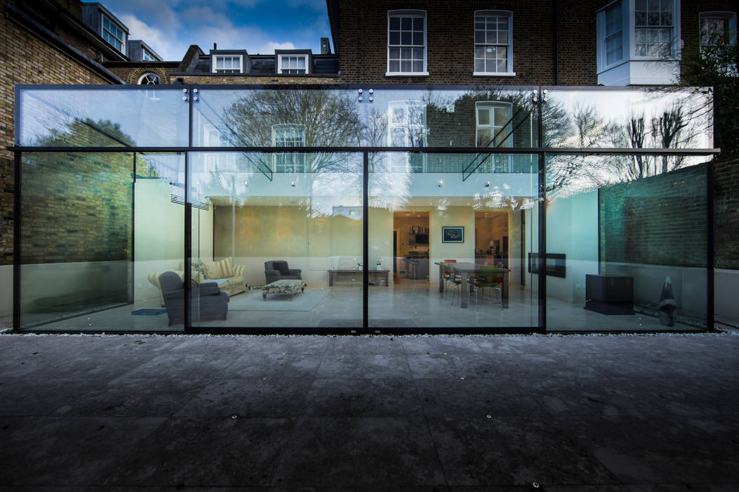 Barnes, London; Culmax Glass Box Extension and Maxlight Doors Maxlight Jardines de invierno de estilo minimalista