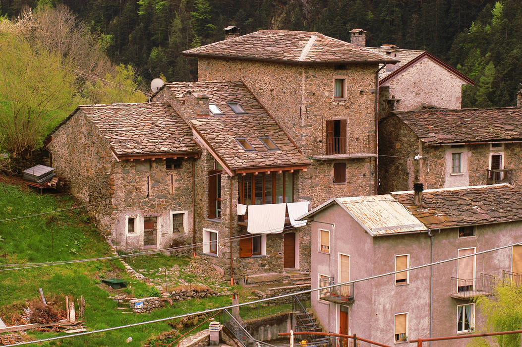 L'edificio, dopo l'intervento, nel contesto della frazione Costa a Campo Tartano. Architettura & Urbanistica Architetto Dario Benetti