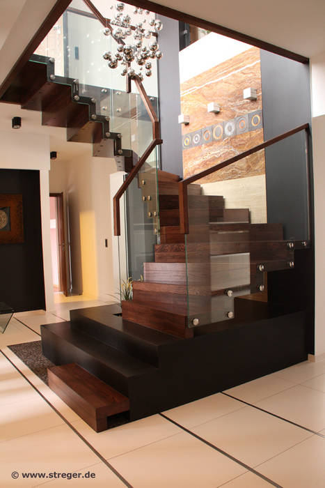 Tritt- und setzstufen gehen bei der faltwerktreppe nahtlos ineinander