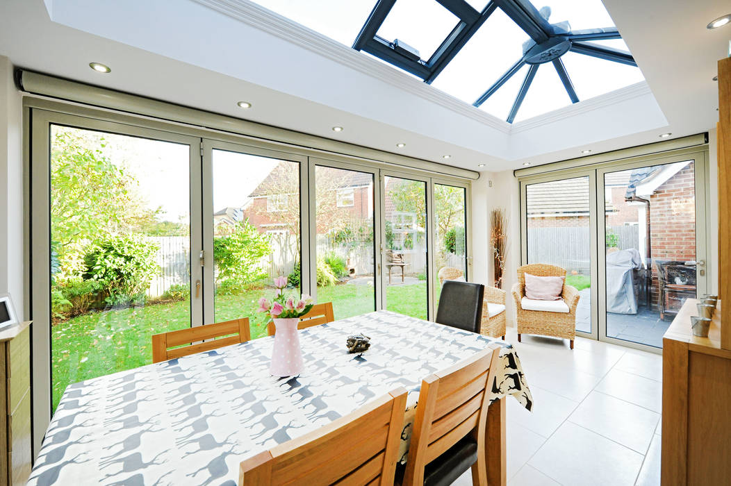 Aluminium orangery with bi fold doors homify モダンスタイルの 温室