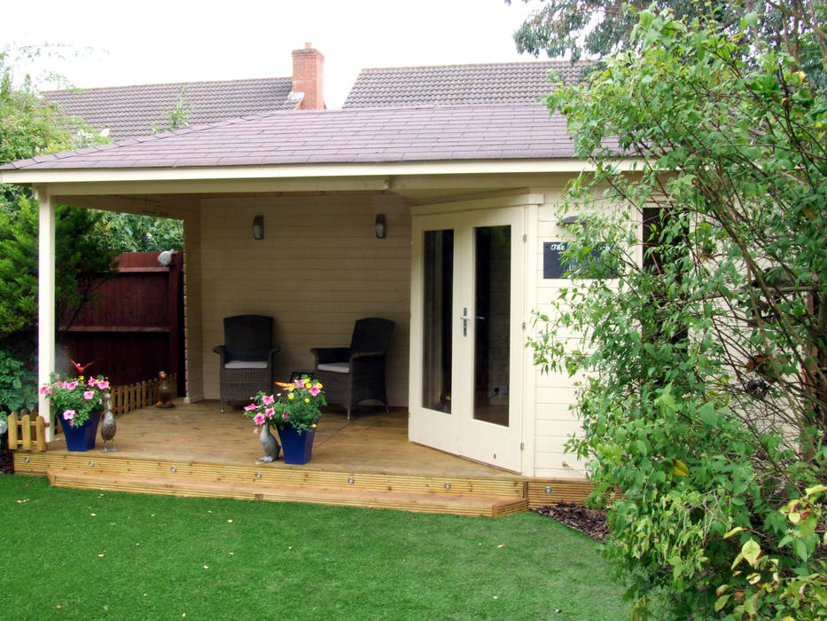 ​Highgrove Cabin 40 mm timber 576cm x300 cm. constructed on decking homify Bureau moderne