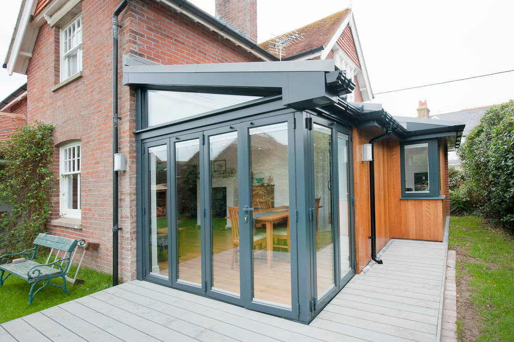 Bi Folding Door with Floating Corner Post Design homify Puertas y ventanas modernas