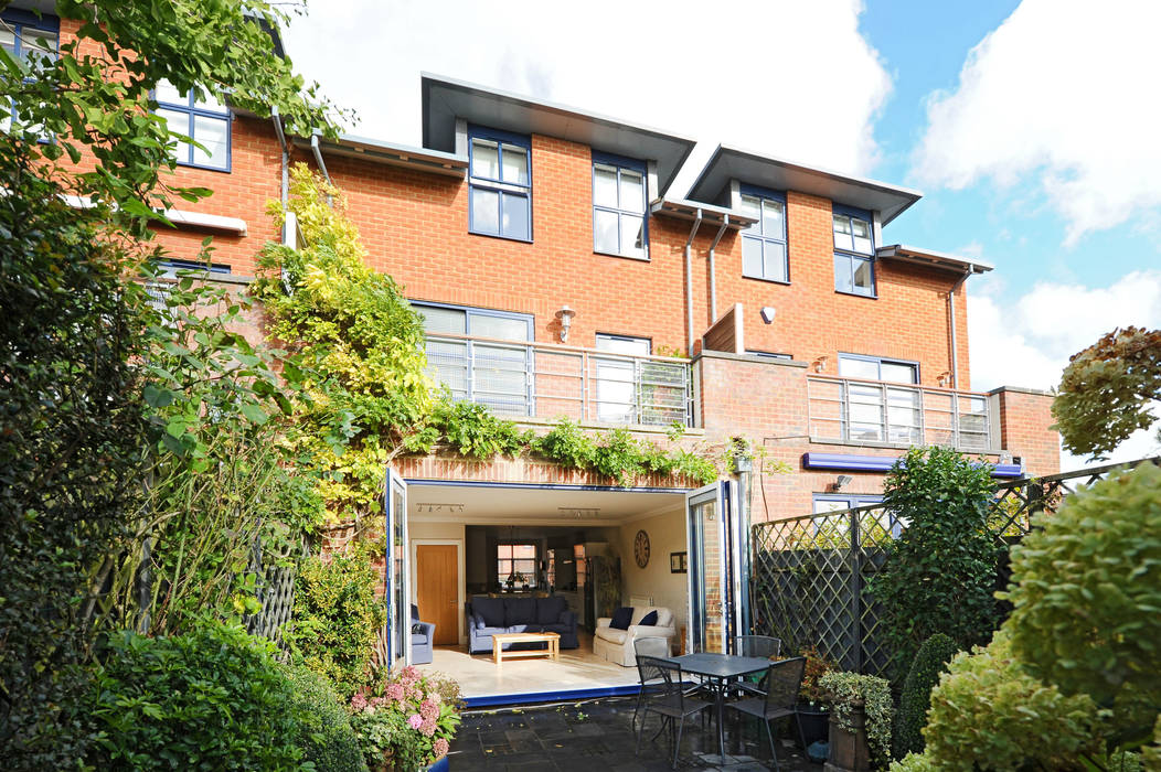 Bi Folds fitting into townhouse homify Puertas y ventanas de estilo moderno