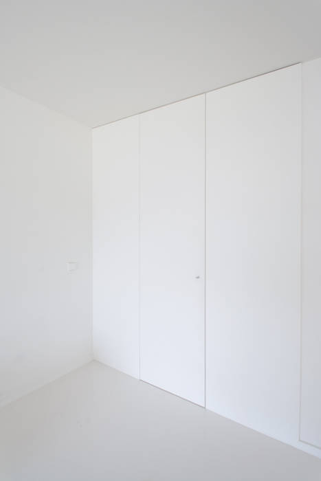 Apartamento no Porto - Portugal, Cláudio Vilarinho Arquitectura e Design Lda Cláudio Vilarinho Arquitectura e Design Lda Closets minimalistas