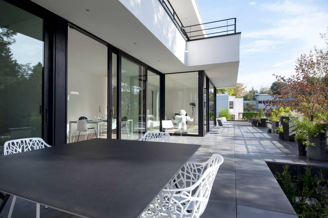 DECORATION EXTERIEURE, ISABELLE LECLERCQ DESIGN ISABELLE LECLERCQ DESIGN Balcone, Veranda & Terrazza in stile minimalista