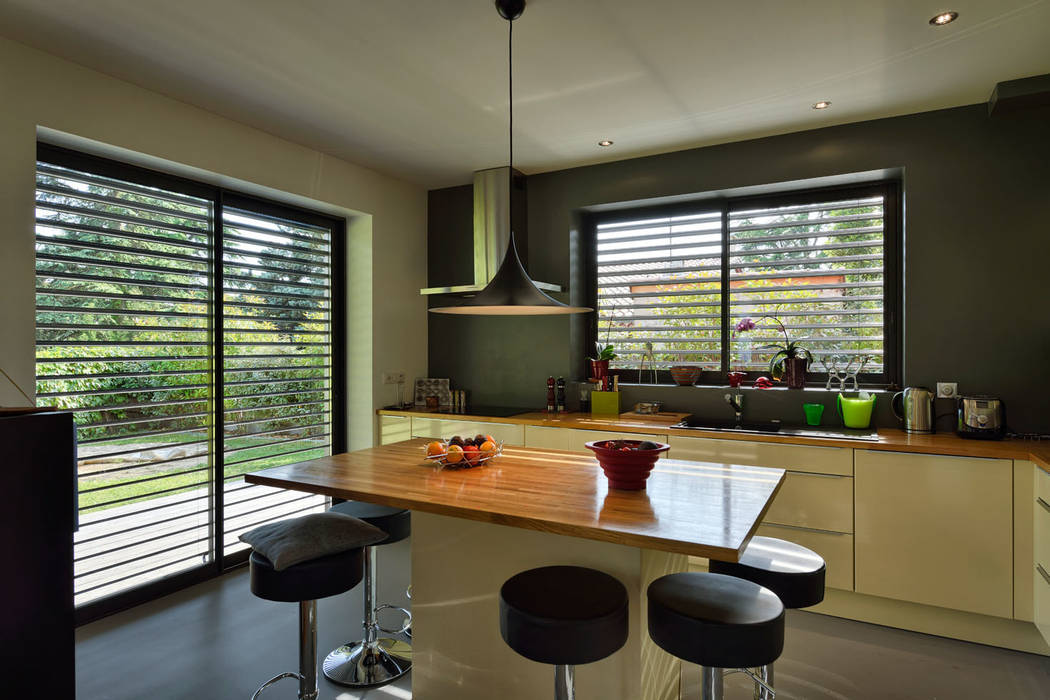 Surélévation et extension Maison à Romans-sur-Isère dans la Drôme, HELENE LAMBOLEY ARCHITECTE DPLG HELENE LAMBOLEY ARCHITECTE DPLG Kitchen