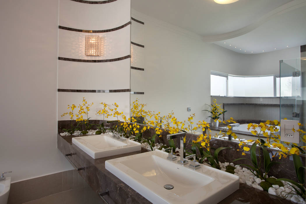 homify Modern bathroom