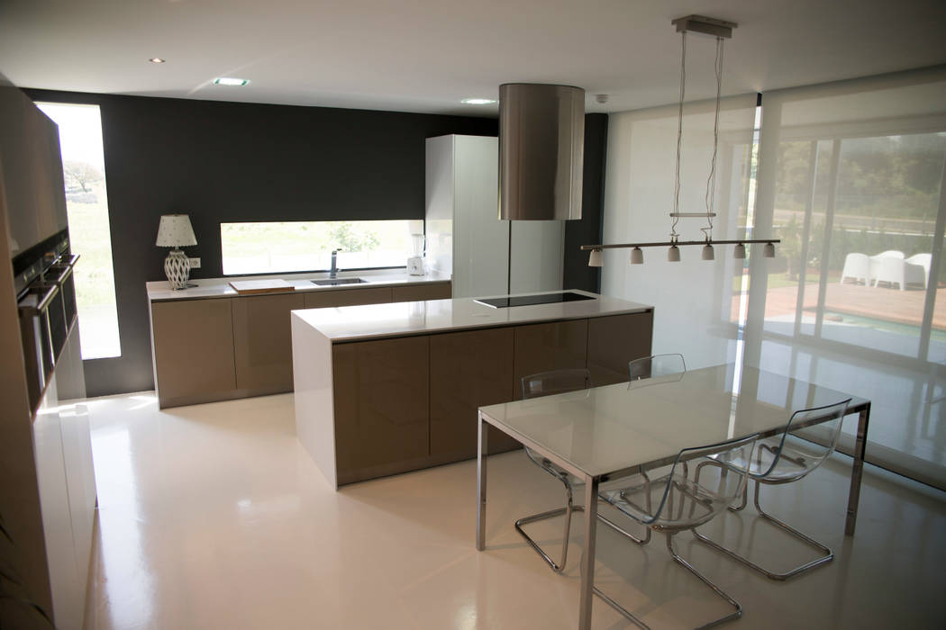 cocina con isla integrada en un salon, Suarco Suarco Modern Kitchen Cabinets & shelves