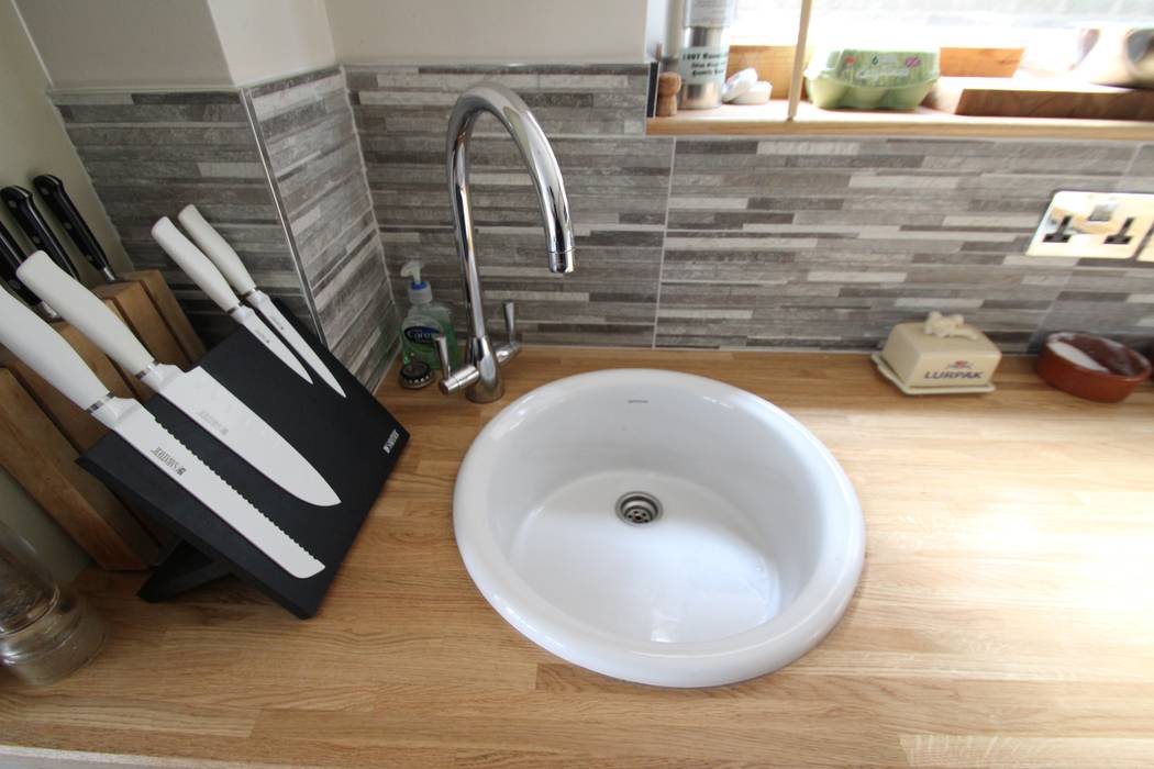 Small utility sink AD3 Design Limited ห้องครัว ซิงก์และก๊อกน้ำ