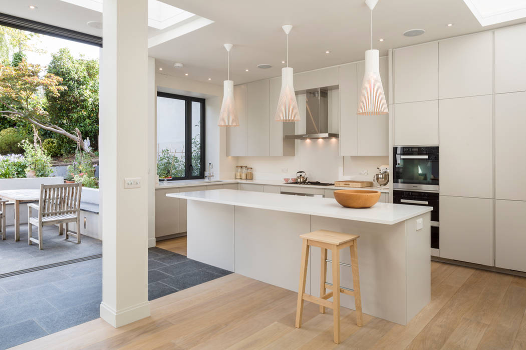 Contemporary kitchen in refurbished 1930s London house Jones Associates Architects ห้องครัว house extension, house refurbishment, modern extension, contemporary extension, house renovation, rear extension, roof extension, 1930s house, North London house extension, North London house refurbishment, Crouch End house extension, Crouch End house refurbishment, Crouch End house renovation, Crouch End house alterations, Crouch End architect, Muswell Hill house extension, Muswell Hill house refurbishment, Muswell Hill house renovation, Muswell Hill house alterations, Muswell Hill architect, N10 house extension, N10 house refurbishment, N10 house renovation, N10 house alterations, N10 architect, modern kitchen, contemporary kitchen, kitchen dining room, kitchen island