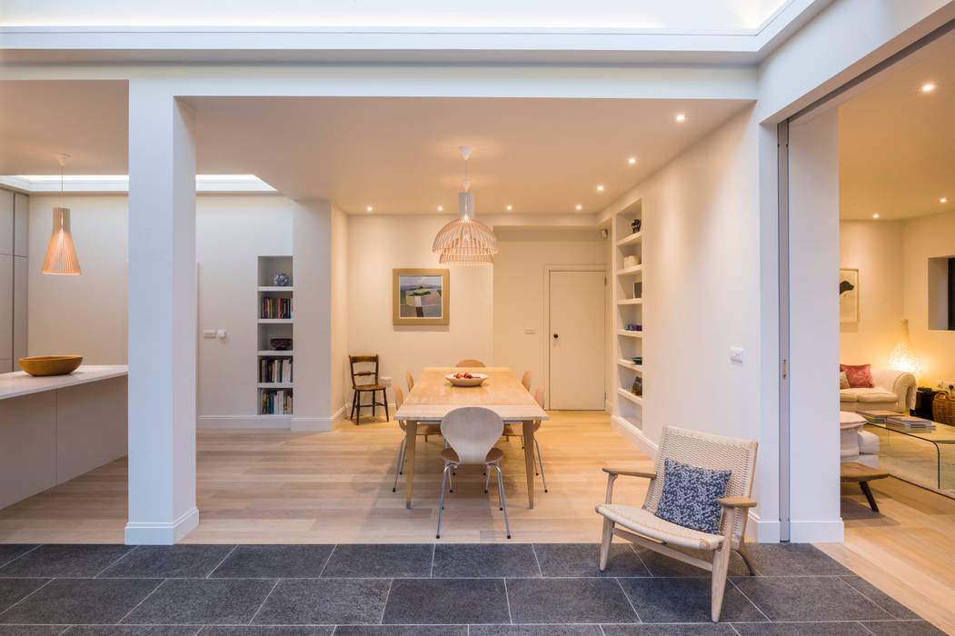 Dining area in extended 1930s London house. Jones Associates Architects Comedores de estilo moderno house extension, house refurbishment, modern extension, contemporary extension, house renovation, rear extension, roof extension, 1930s house, North London house extension, North London house refurbishment, Crouch End house extension, Crouch End house refurbishment, Crouch End house renovation, Crouch End house alterations, Crouch End architect, Muswell Hill house extension, Muswell Hill house refurbishment, Muswell Hill house renovation, Muswell Hill house alterations, Muswell Hill architect, N10 house extension, N10 house refurbishment, N10 house renovation, N10 house alterations, N10 architect, modern kitchen, contemporary kitchen, kitchen dining room, kitchen island, modern dining room, contemporary dining room, pocket door, sliding glass doors