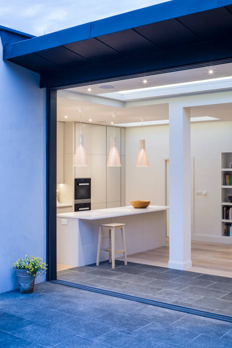 Kitchen and external terrace of extended 1930s London home. Jones Associates Architects 現代廚房設計點子、靈感&圖片 house extension, house refurbishment, modern extension, contemporary extension, house renovation, rear extension, roof extension, 1930s house, North London house extension, North London house refurbishment, Crouch End house extension, Crouch End house refurbishment, Crouch End house renovation, Crouch End house alterations, Crouch End architect, Muswell Hill house extension, Muswell Hill house refurbishment, Muswell Hill house renovation, Muswell Hill house alterations, Muswell Hill architect, N10 house extension, N10 house refurbishment, N10 house renovation, N10 house alterations, N10 architect, modern kitchen, contemporary kitchen, kitchen dining room, kitchen island, modern dining room, contemporary dining room, pocket door, sliding glass doors, zinc roof