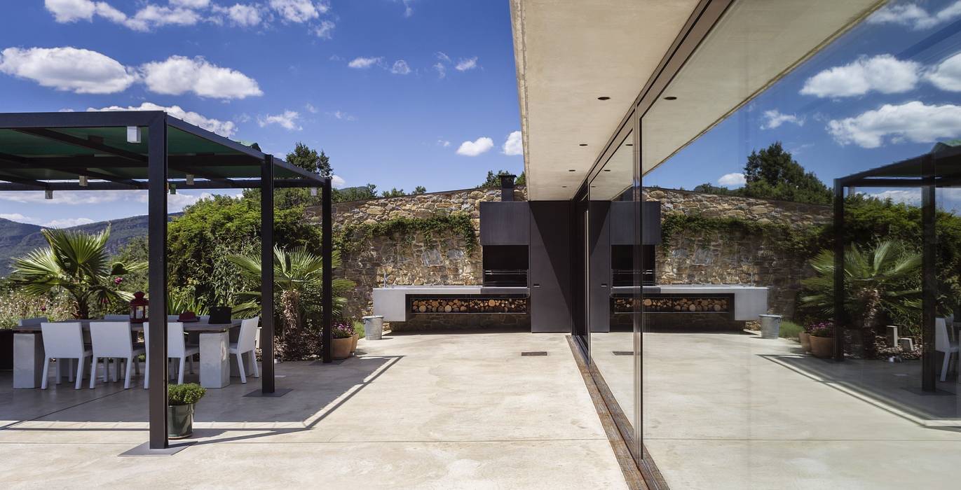 La Casa con vista Perfecta: Piscina, Terraza chill out, Casa de huéspedes y Acabados en Piedra, VelezCarrascoArquitecto VCArq VelezCarrascoArquitecto VCArq Сад Вогонь ями і барбекю