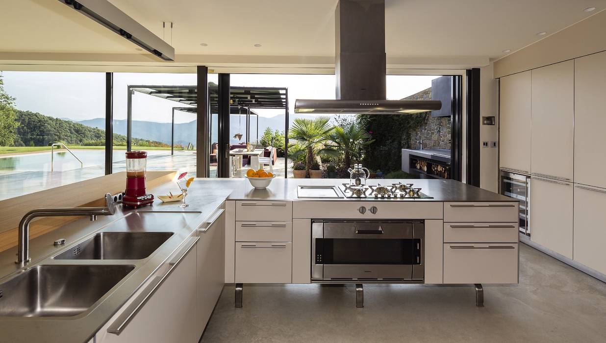 La Casa con vista Perfecta: Piscina, Terraza chill out, Casa de huéspedes y Acabados en Piedra, VelezCarrascoArquitecto VCArq VelezCarrascoArquitecto VCArq Rustik Mutfak