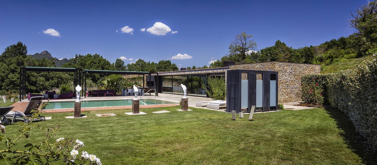 La Casa con vista Perfecta: Piscina, Terraza chill out, Casa de huéspedes y Acabados en Piedra, VelezCarrascoArquitecto VCArq VelezCarrascoArquitecto VCArq Taman Gaya Rustic