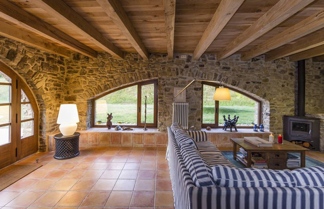 La Casa con vista Perfecta: Piscina, Terraza chill out, Casa de huéspedes y Acabados en Piedra, VelezCarrascoArquitecto VCArq VelezCarrascoArquitecto VCArq Salones rústicos rústicos