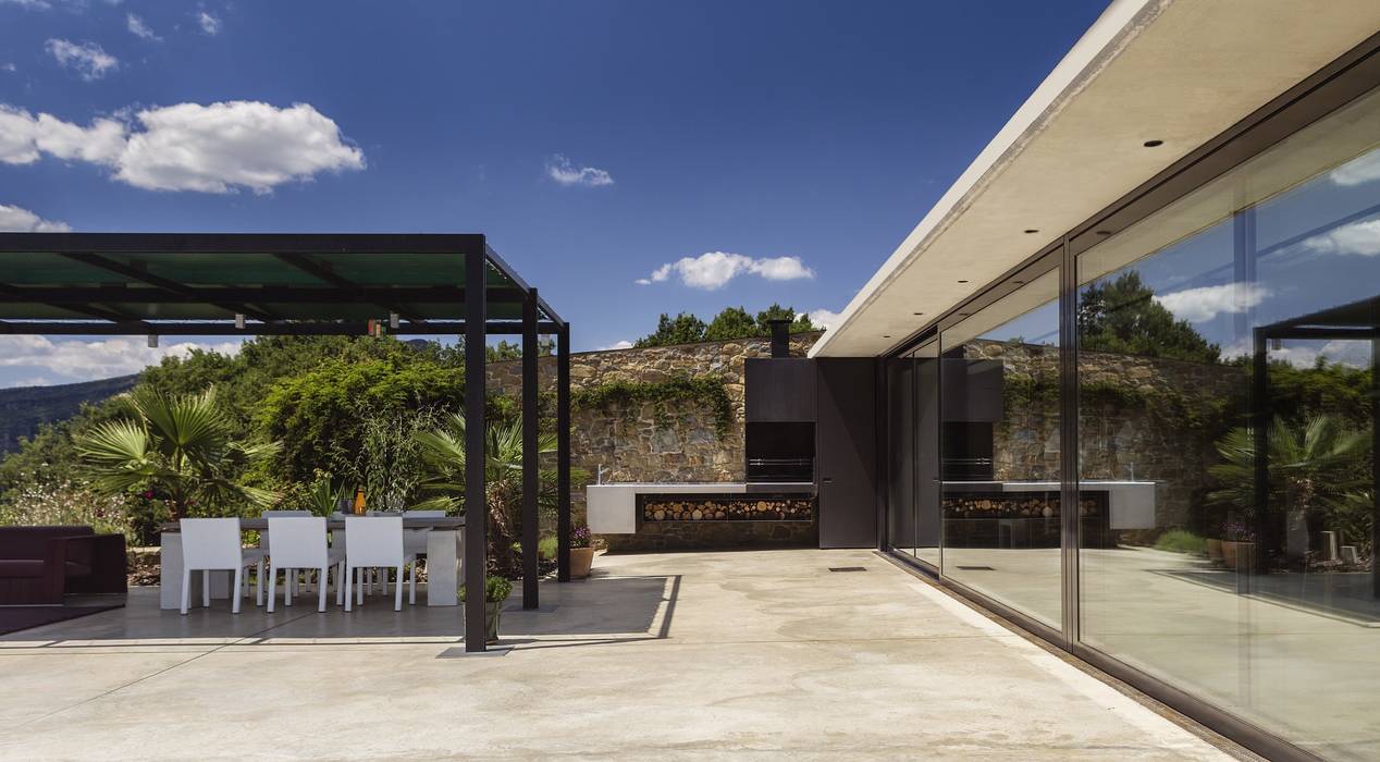 La Casa con vista Perfecta: Piscina, Terraza chill out, Casa de huéspedes y Acabados en Piedra, VelezCarrascoArquitecto VCArq VelezCarrascoArquitecto VCArq Jardines rústicos Parrillas