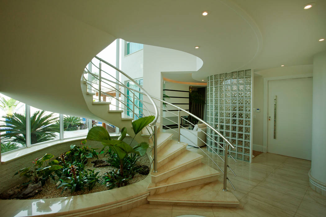 Casa Parque, Designer de Interiores e Paisagista Iara Kílaris Designer de Interiores e Paisagista Iara Kílaris Modern corridor, hallway & stairs