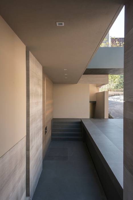 BB Residence, Gantous Arquitectos Gantous Arquitectos Modern Corridor, Hallway and Staircase