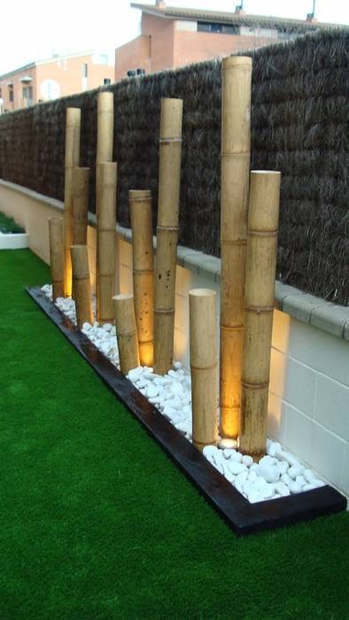 jardinera con bambú y bolo blanco con iluminación dbambu Balcones y terrazas modernos