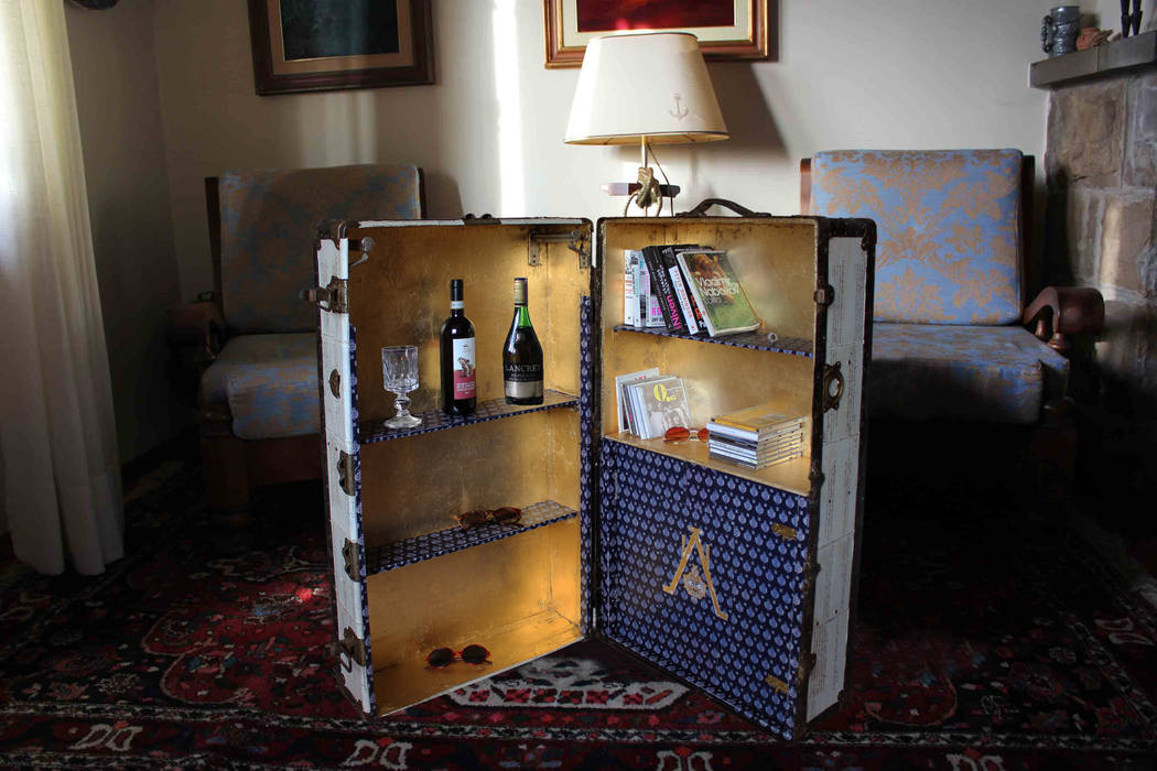 Unique Vintage Wardrobe Steamer Trunk Upcycled Living room bedroom wooden cabinet toy storage gold leaf shelves: Curtis1 AM Florence Klasyczny salon