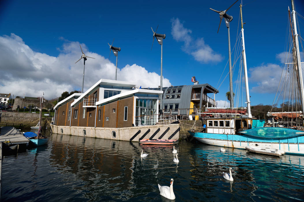 Floating Office on a 1941 WWII Ferro Cement Barge, Märraum Märraum مساحات تجارية شركات